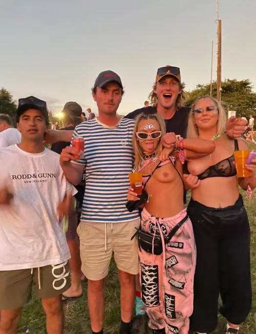 tits out for the boyzzz