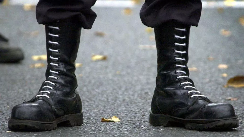 Can anyone identify these boots?