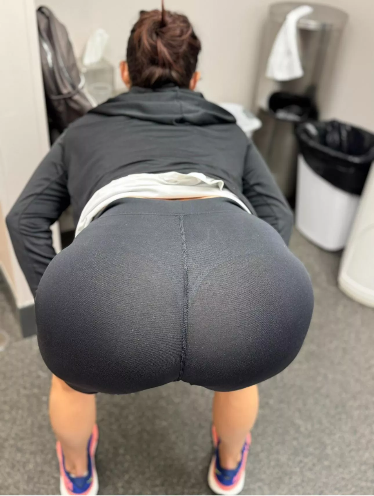 Gym goers: too much distraction? 🏋️‍♀️💪