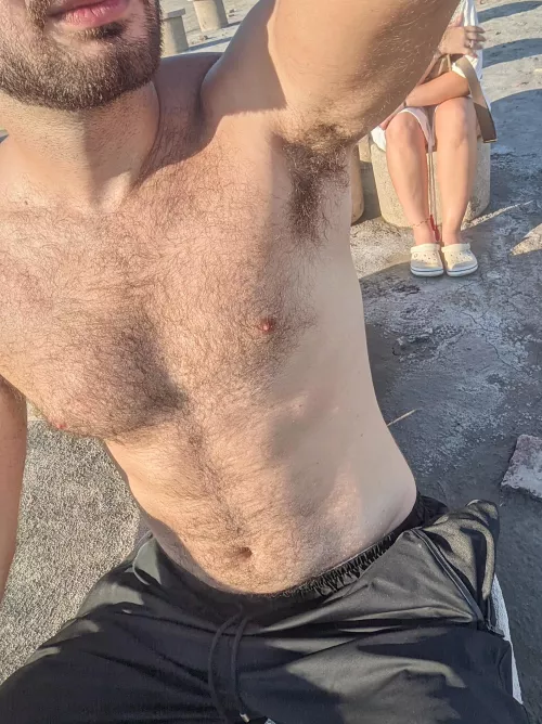 Nothing better than the smell of armpit after a day at the beach, do you want to give it a sniff ?