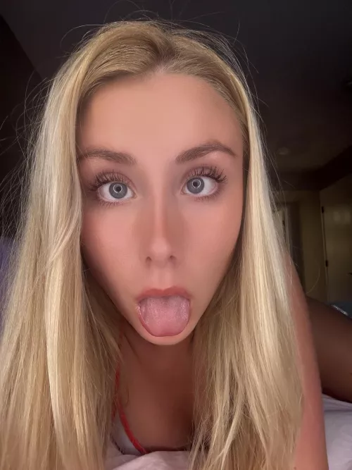 Showing off my cute lil face, do you have the urge to face fuck me?