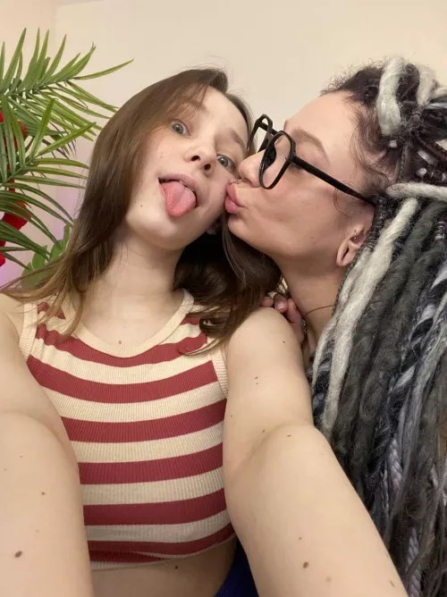 Threesome or pass?😈 https://chaturbate.com/caramells_two
