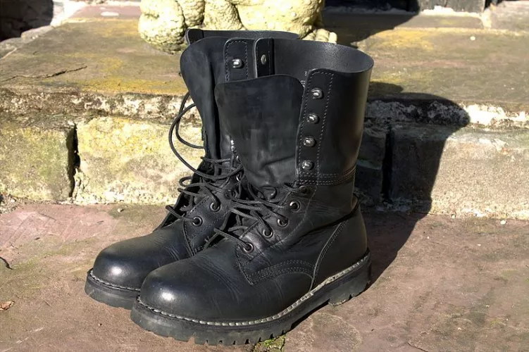 Why are this bad boys so pupular arond here? The Feldschuhe leicht