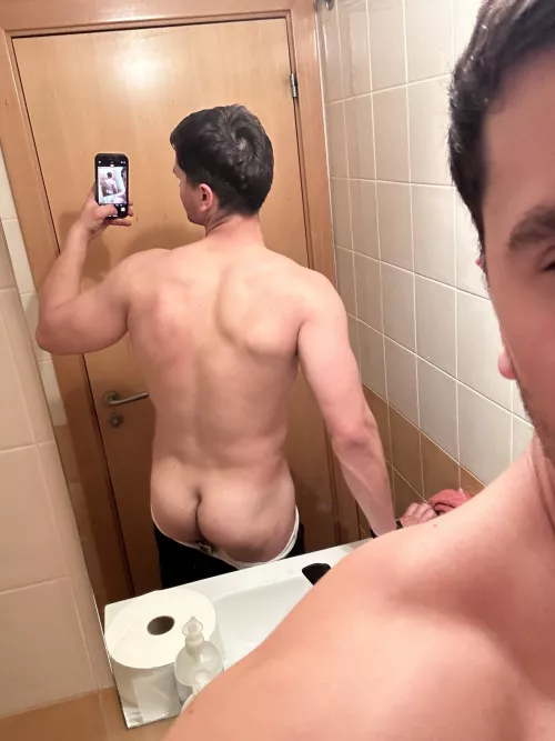 [26] I know my photos are not the sexiest but I can make them better😈