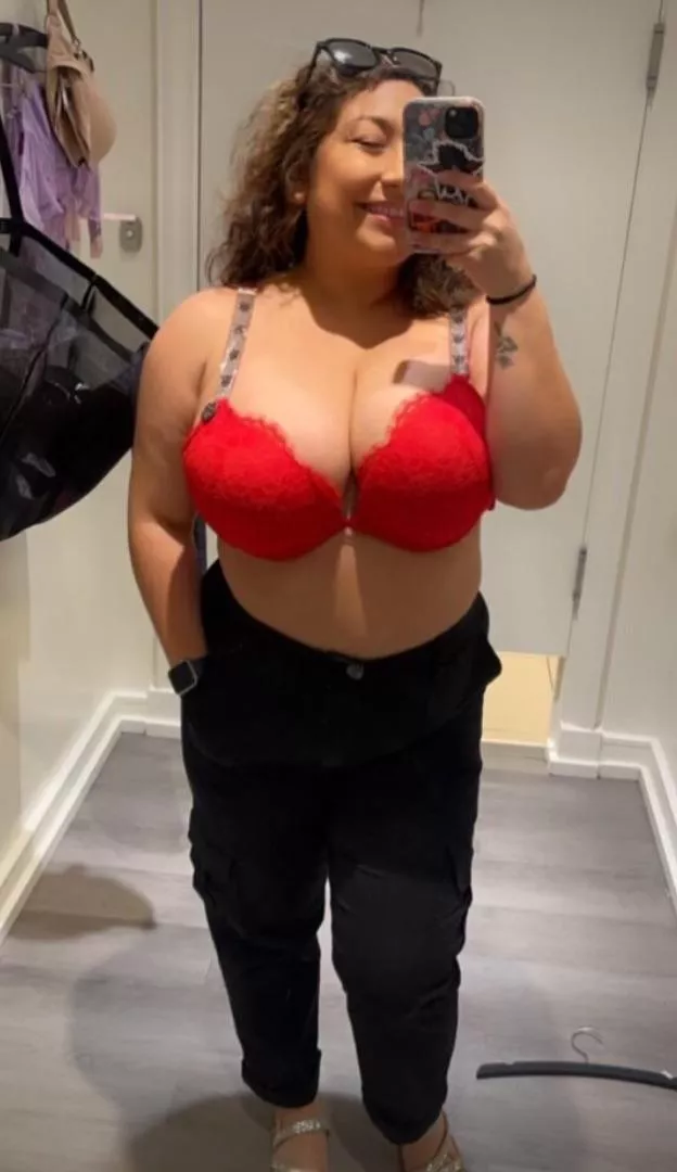 A Latina in red ❤️