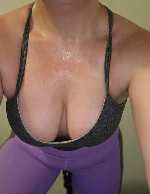 Do you think I was distracting in today's spin class? 😏 (F)