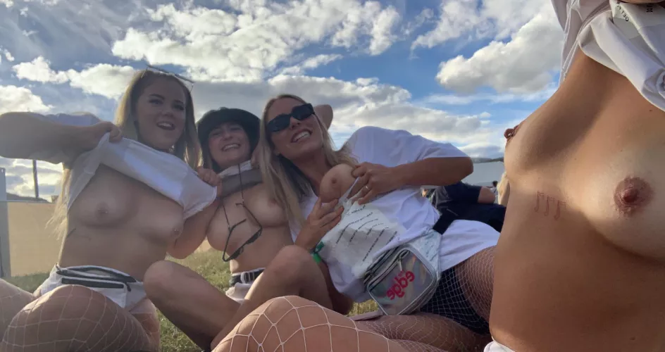 festival flashing w the girls