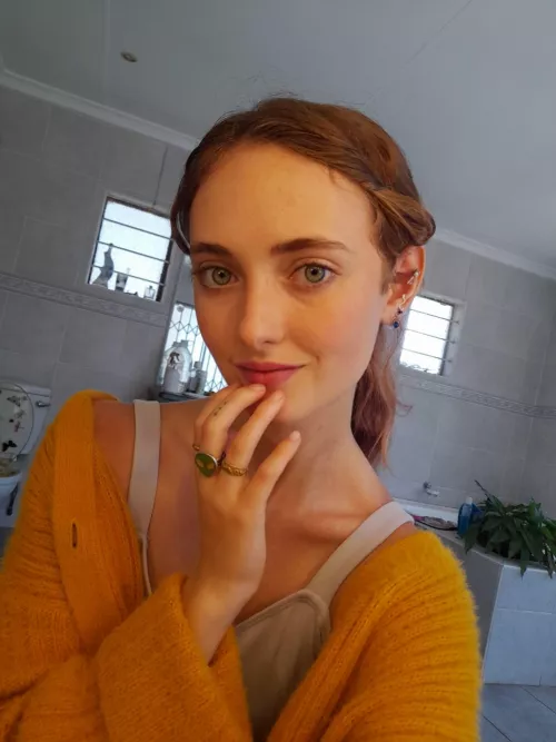 Flaunting my curves in outfits that make heads turn. [18F]