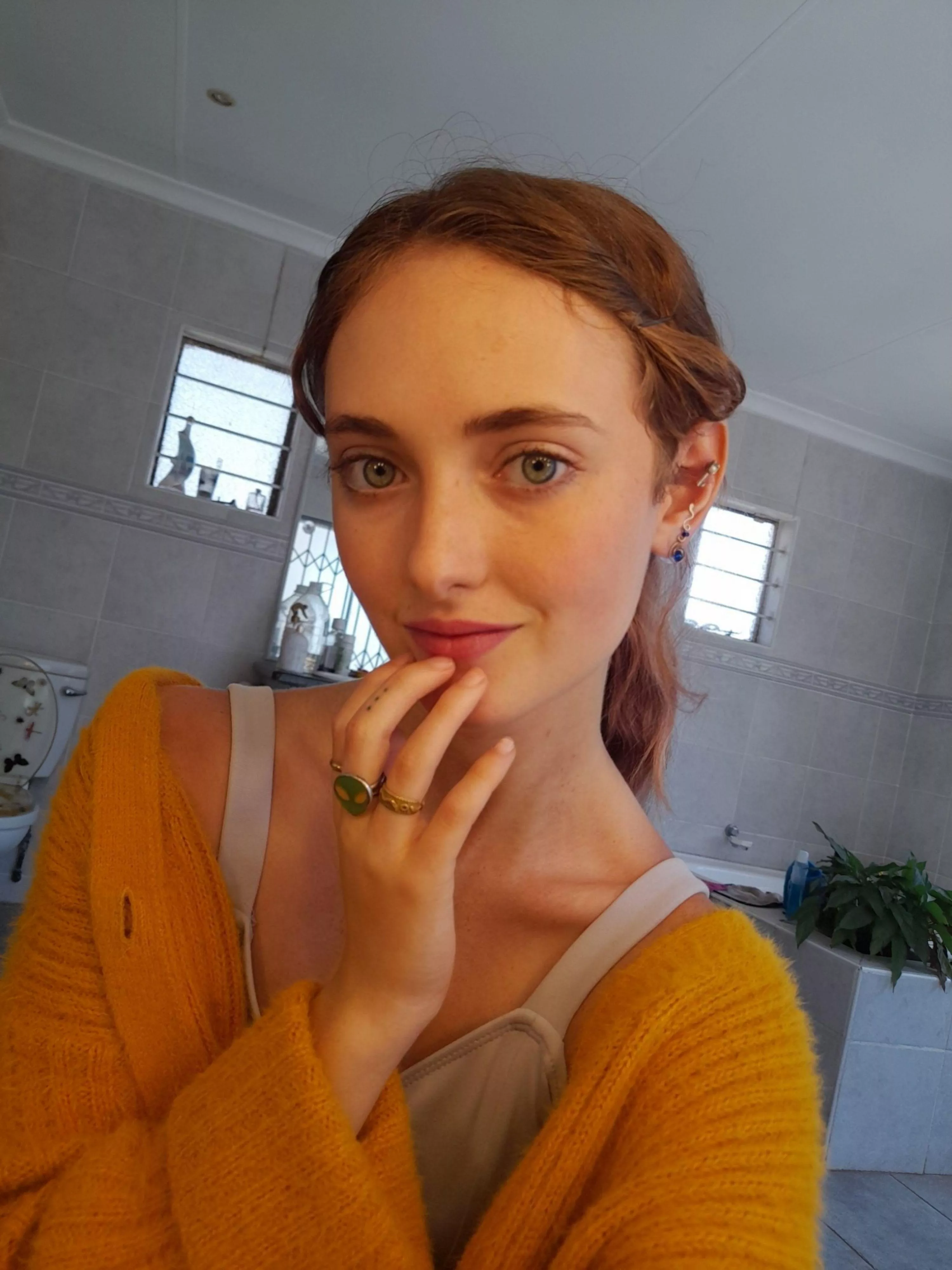 Flaunting my curves in outfits that make heads turn. [18F]