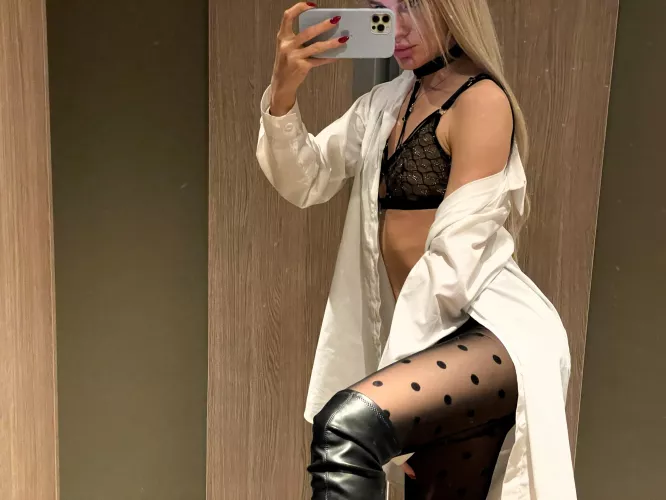 I was going to change my clothes😇😇 I'd love to have an audience spectating me in the changing room