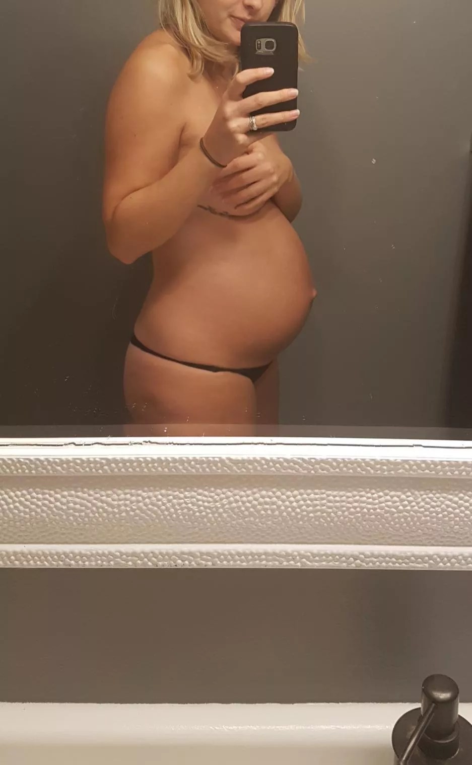 Here's a throwback to midway through my first pregnancy! I hope you like! 