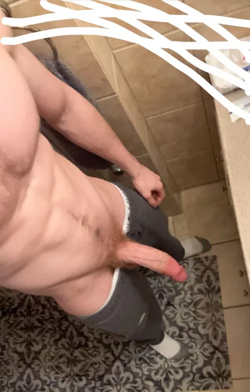 23 8.5in cock looking for other hung guys. pm me if you’re hung and want to snap