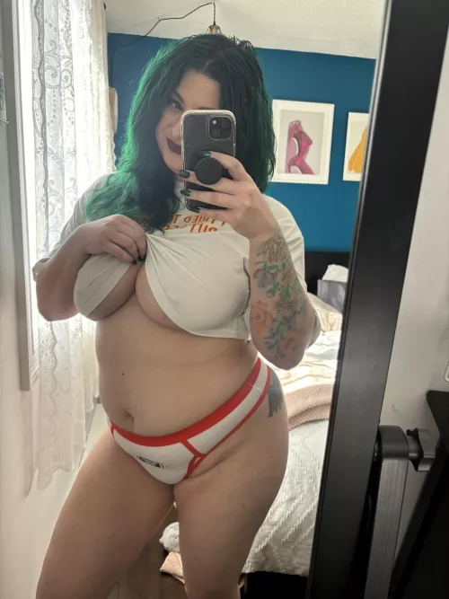 A little underboob never hurt anyone 😇