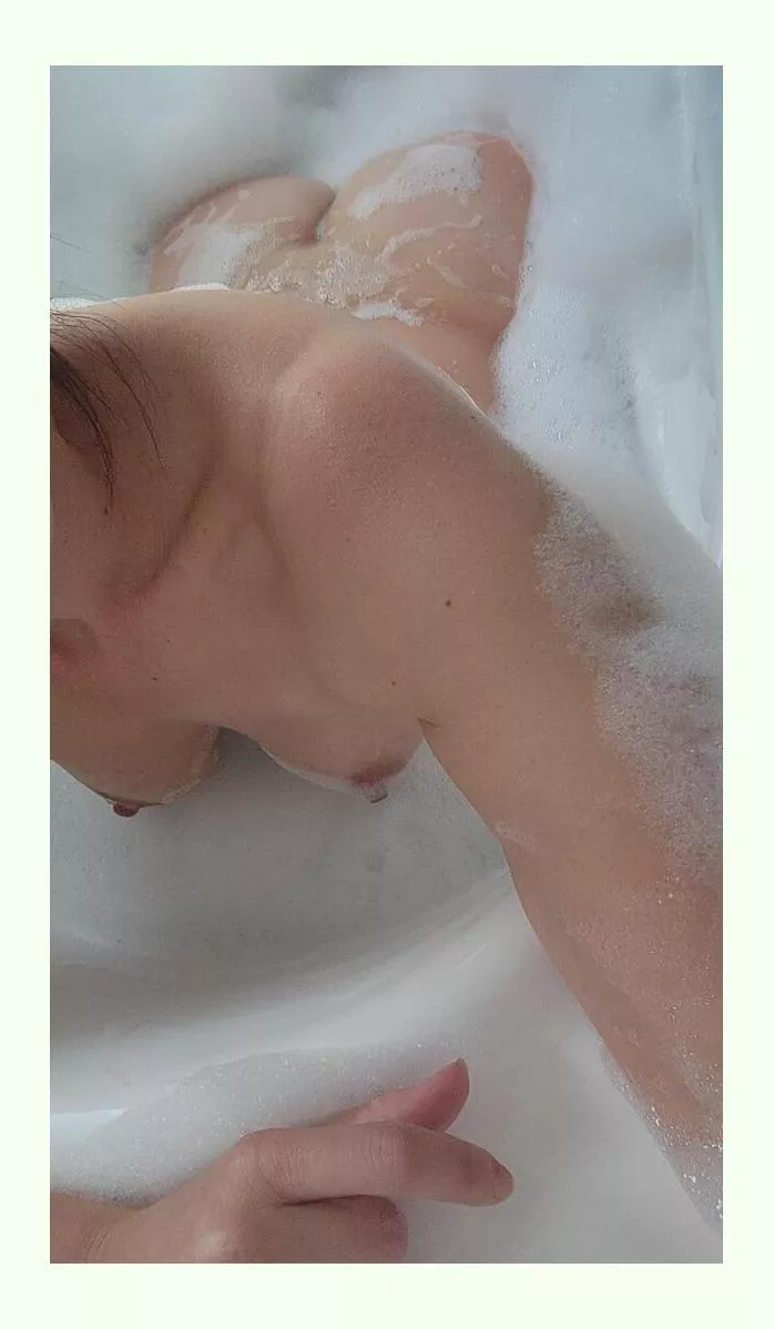 Come and shafe the bubbles with me