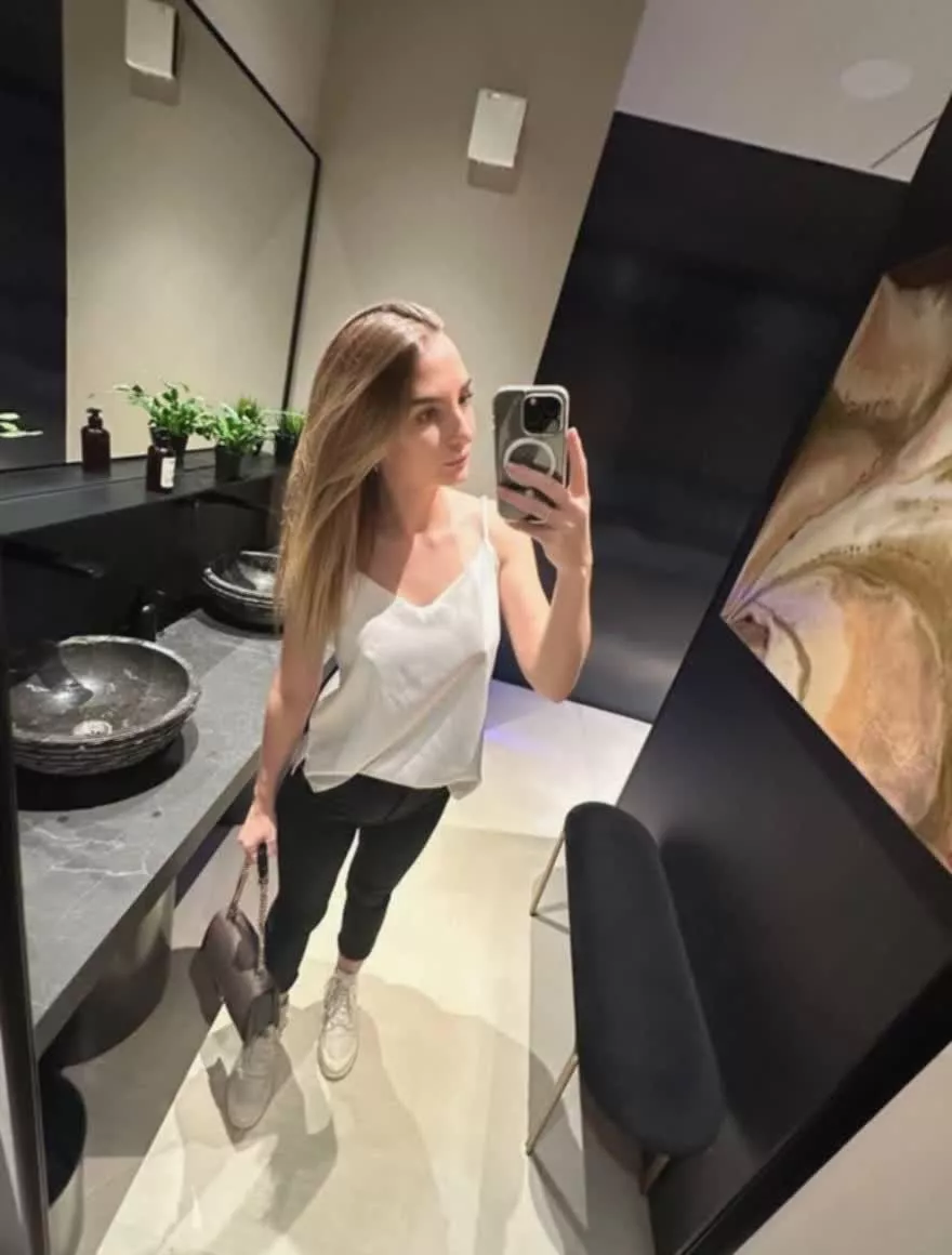 Gym selfies are a must when you look this cute (@roxyfoxymodel)