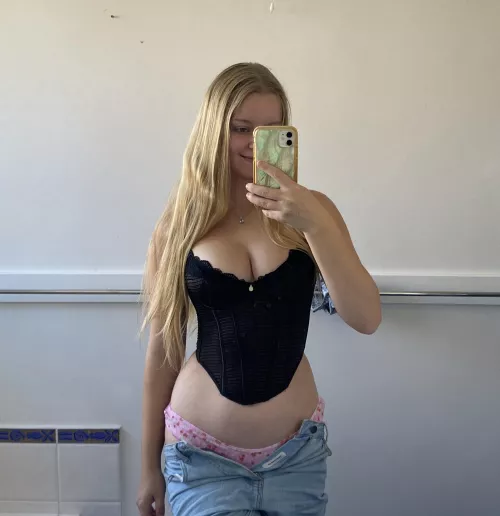 How’s my rapunzel hair looking with my new top?💓