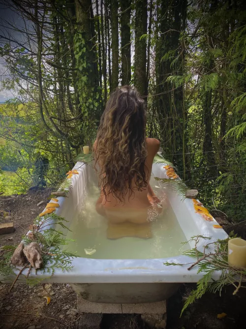 I love this hot tub in our garden. Living off-grid is the best. ❤️‍🔥