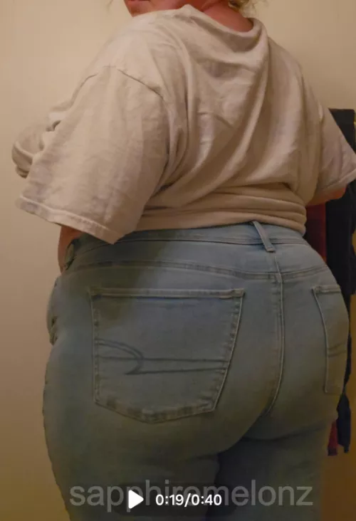 Screenshot from a vid of me trying on new jeans, love them 💗