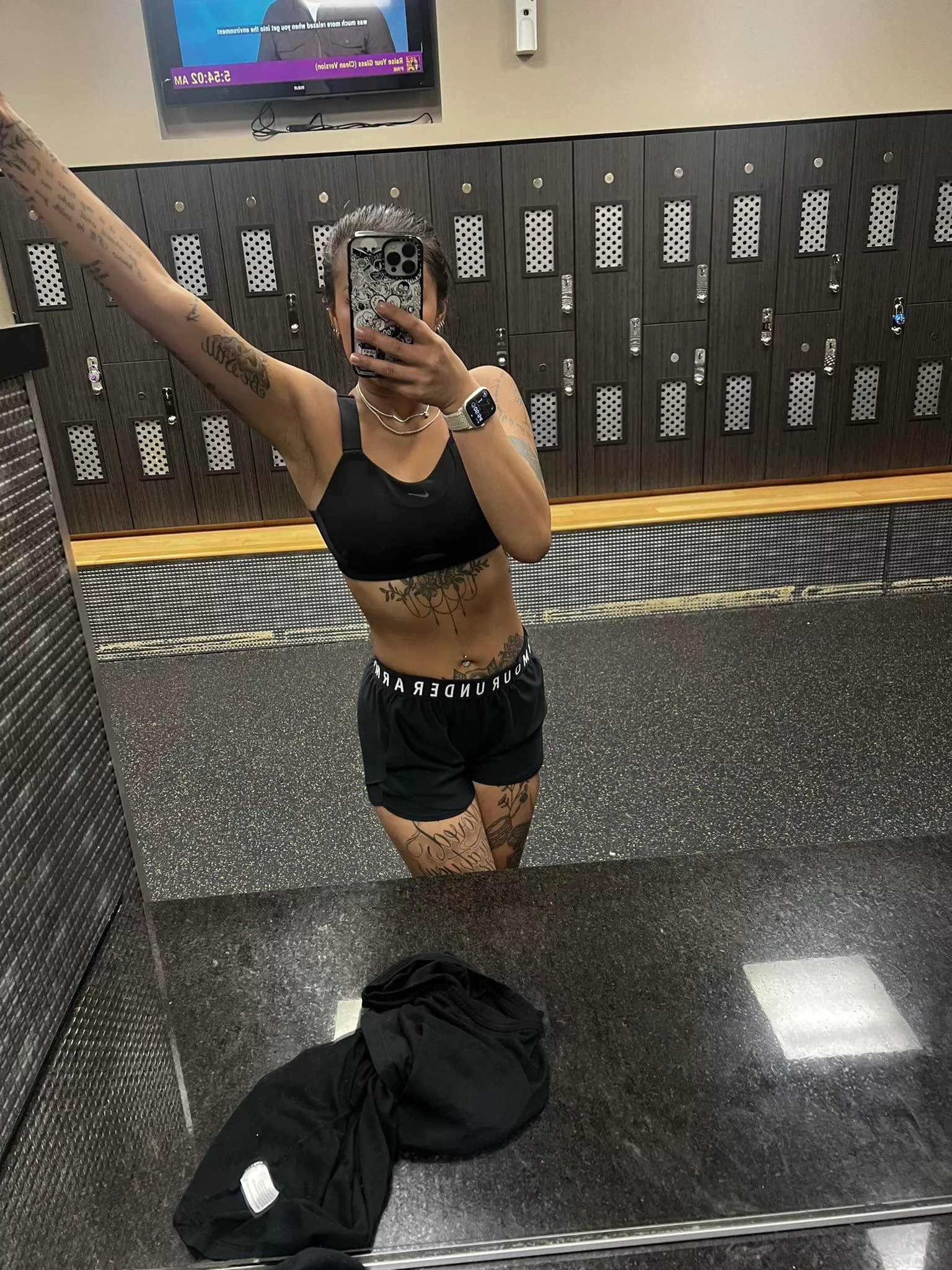 (F) Who likes my cute outfit?