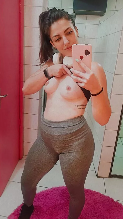 Felt sexy at the gym, so here's a selfie