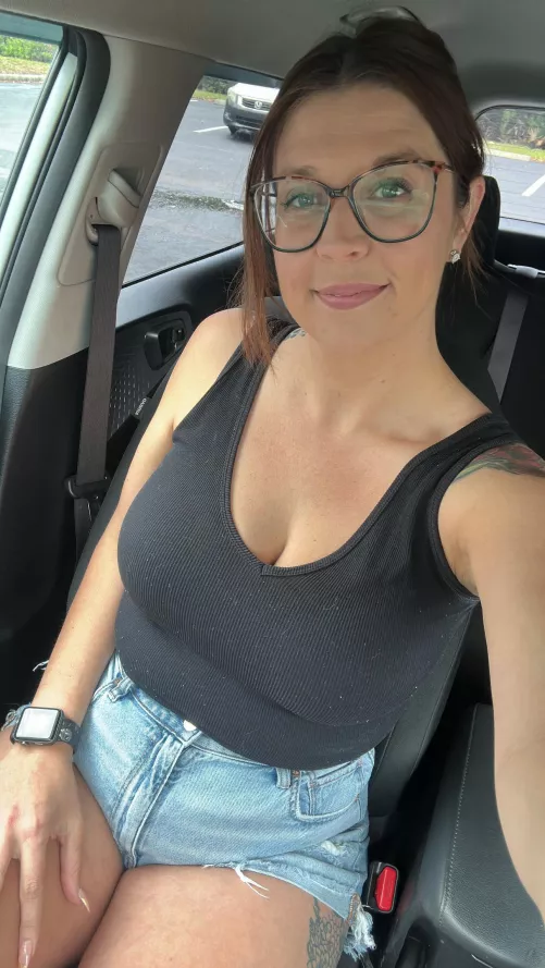 Happy Thursday! 🩷 anyone have a lint roller I can borrow. Lmao damn. 