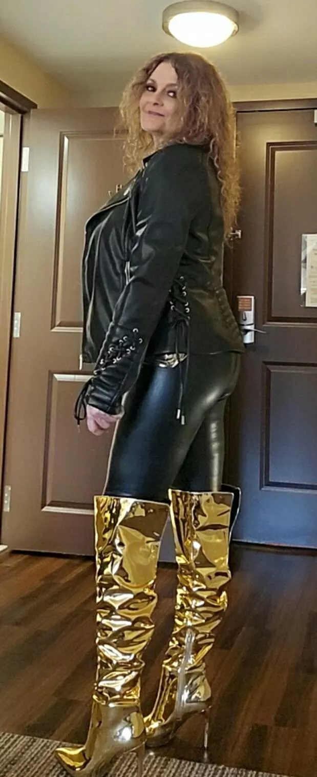 Love my new gold boots 👢 💛 ✨️ 