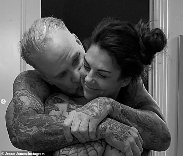 Why are people saying Bonnie got divorced and she’s coming back unless I missed massive news no she’s not she is still with Jessie at least for now