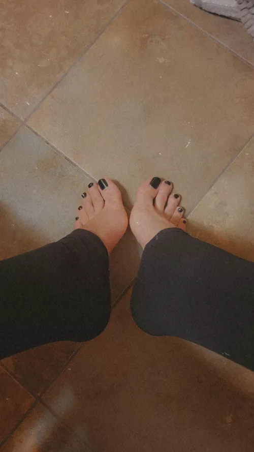 Black looks good on me! What else looks good with black toes? ☺️