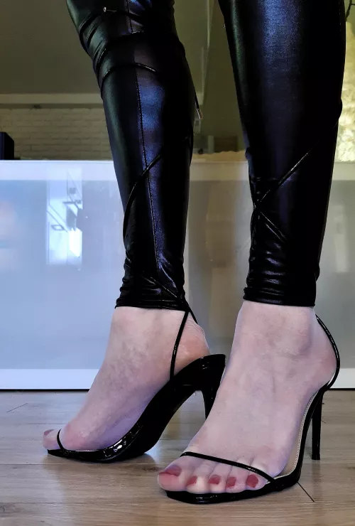 I love wearing high heels with open toes to expose my feet to the max