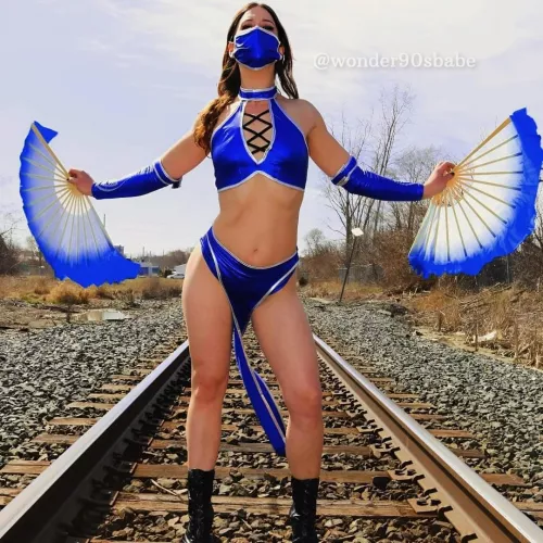 Princess Kitana Cosplay by @wonder90sbabe 