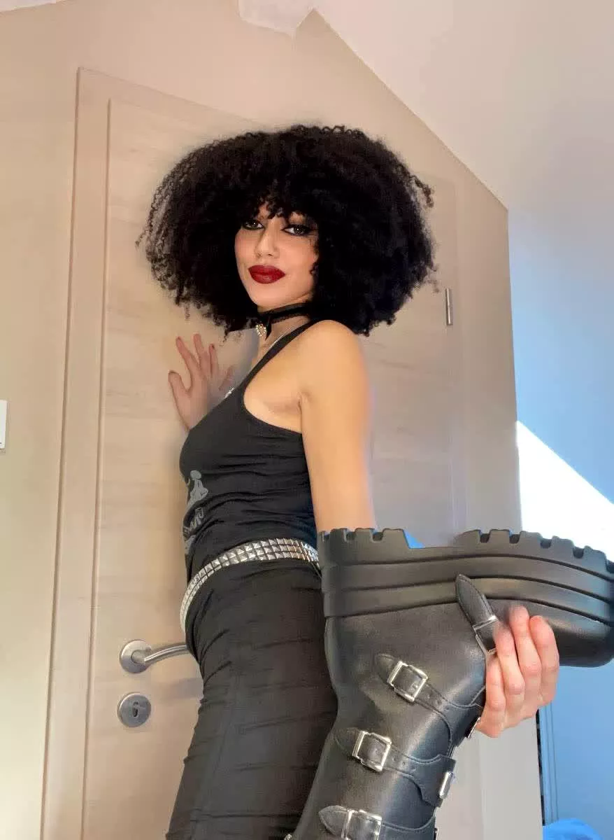 Do I look cute in this outfit?