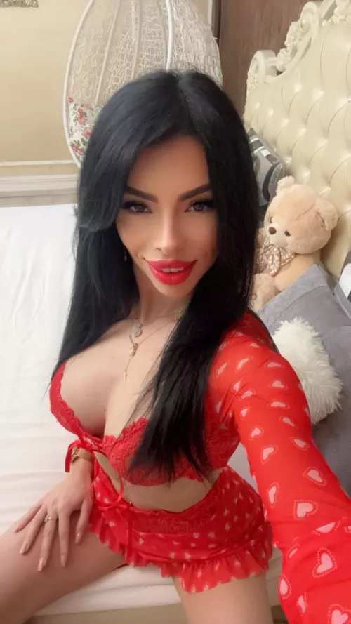 Guess who is ready to play today 🧡 https://chaturbate.com/nikkirushxx