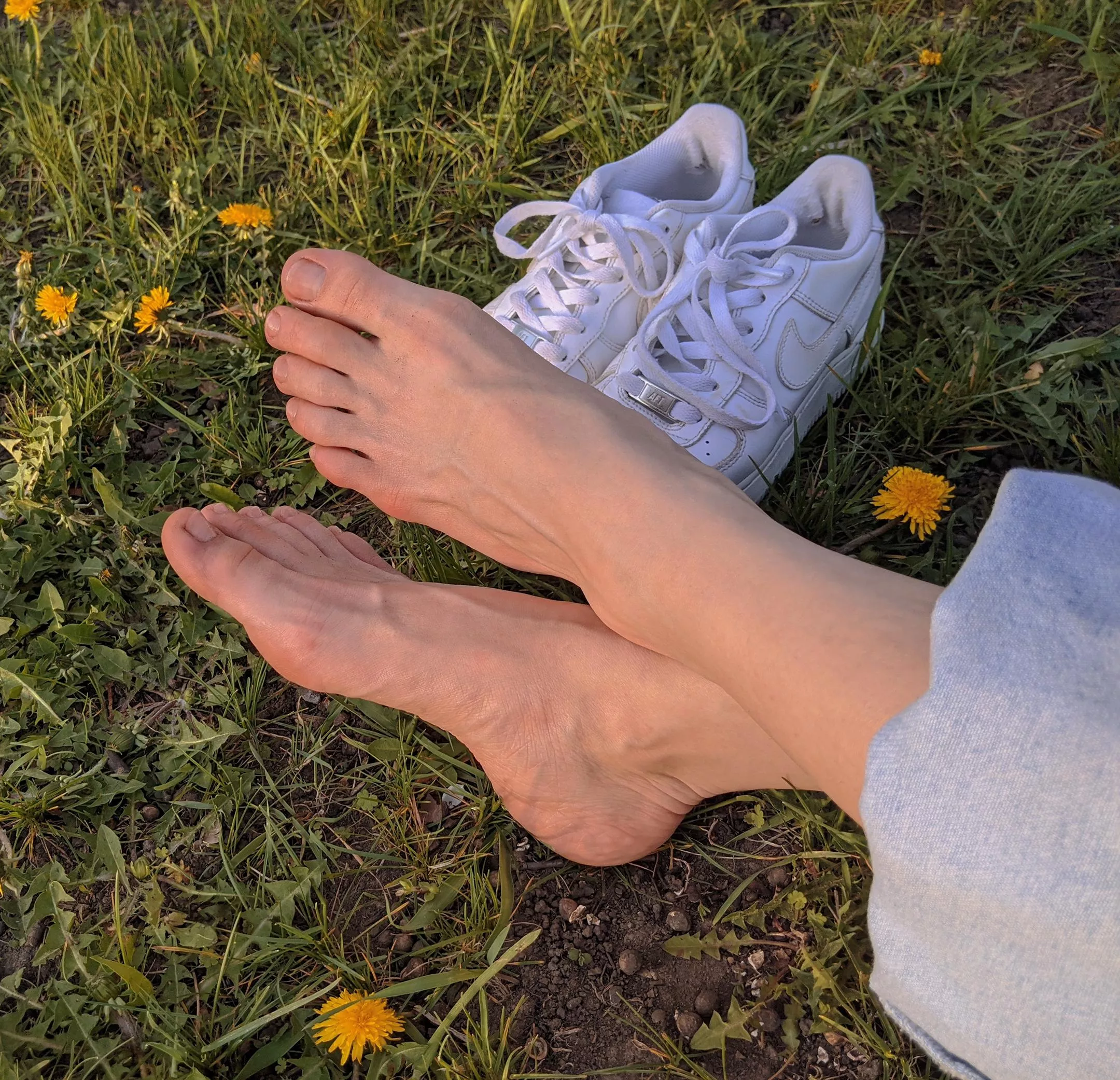 My feet are smelly and dirty,wanna put them in your mouth?