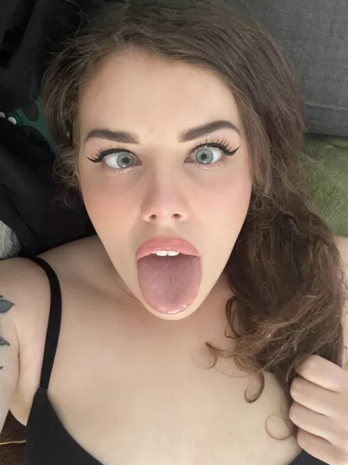 Pretty big tongue 