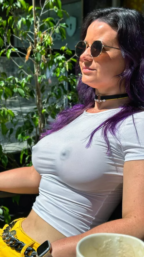 Relaxing at Starbucks and enjoy the sun.