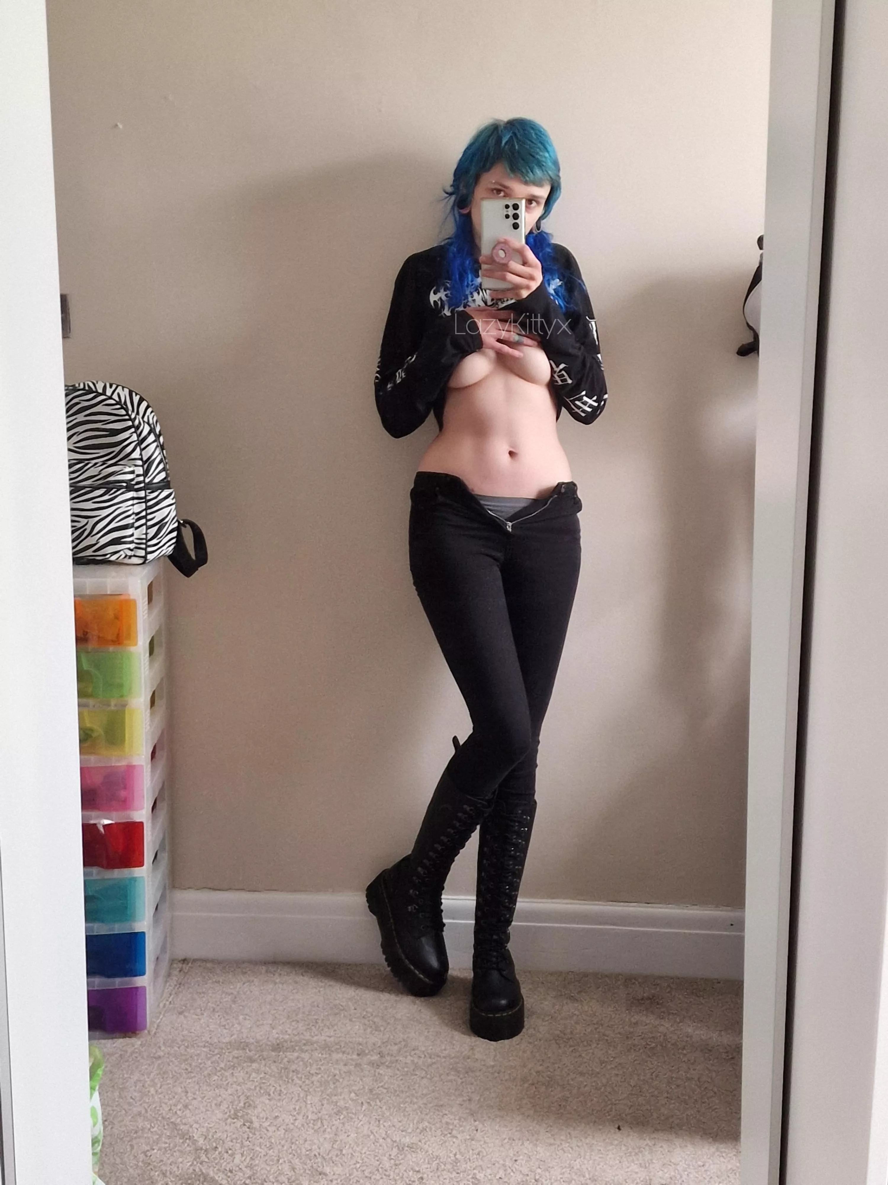 Underboob pics will always be my fave tease 🍒