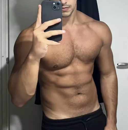 23 bored rn so if anyone wants a rating or joi add me snap: thisbishgabs :p