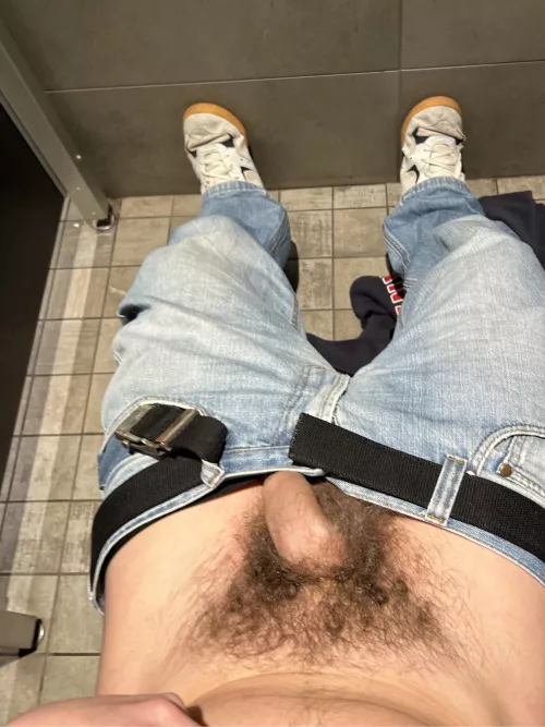 Am I the only one who likes piss/pissing on other guys?