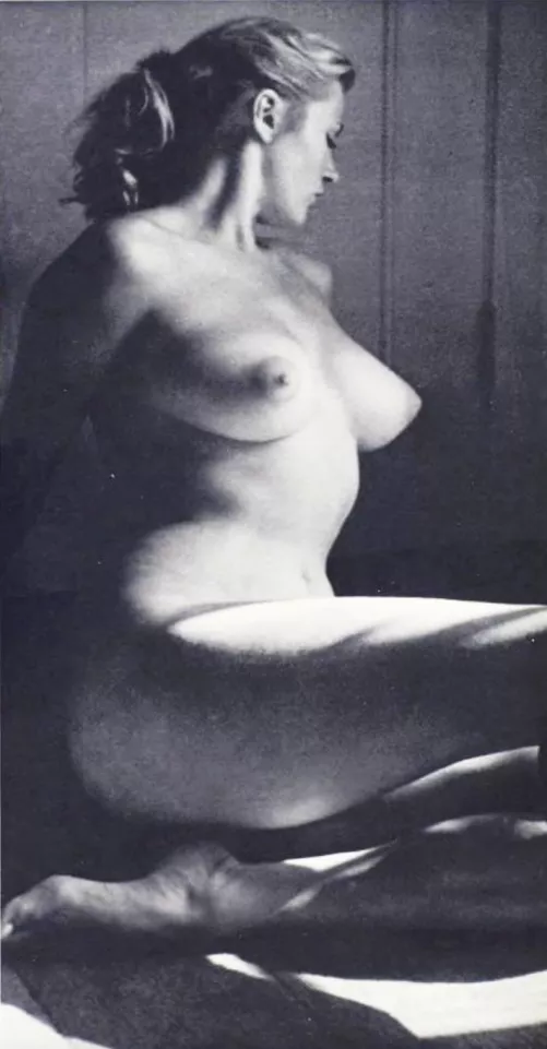 Anita Ekberg posing for sculptor Sepy Dobronyi (1956)