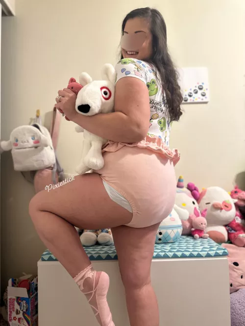 Diapers & stuffies are better then people and you can't change dis girls mind 😝💛