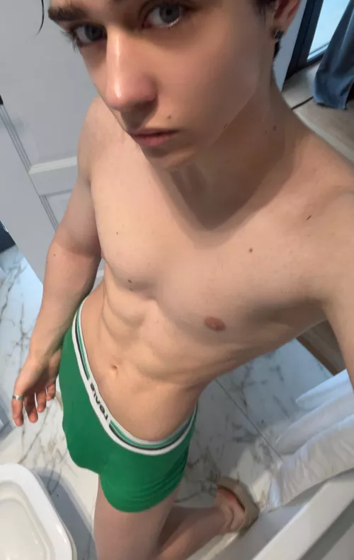 I wanna sleep with someone, not alone😭