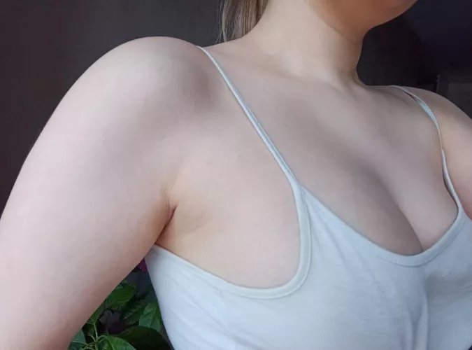 These perky boobs are perfect for sideboob