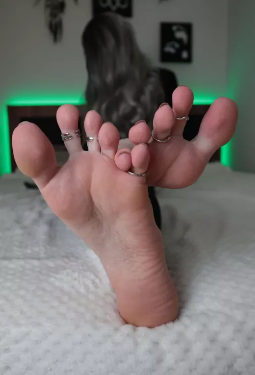 Think my toes are easy enough to suck from this position?