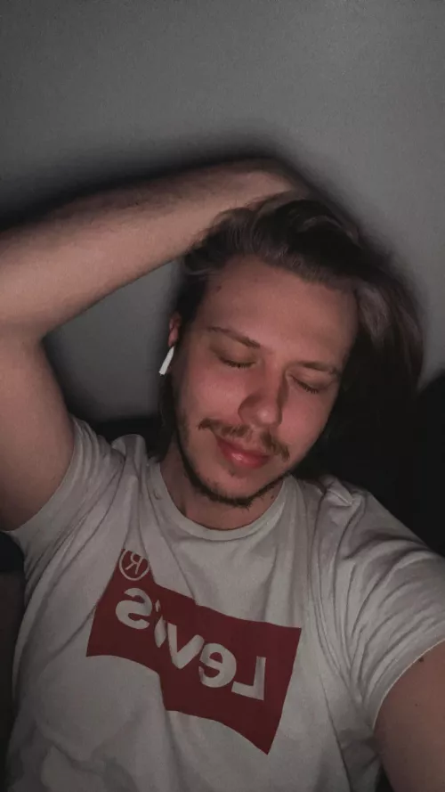 23m can’t sleep so wanna keep me company? (New friends are welcomed)