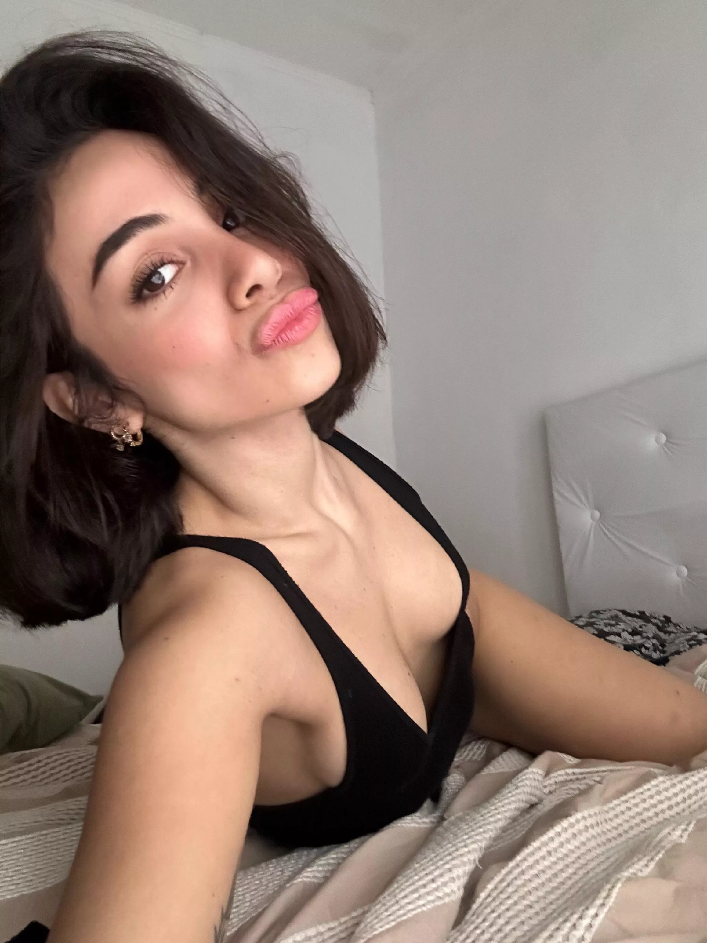 lets chill in my dorm together....