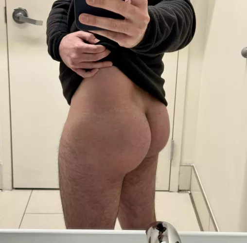 Took a quick pic in the work bathroom 🍑 (24)