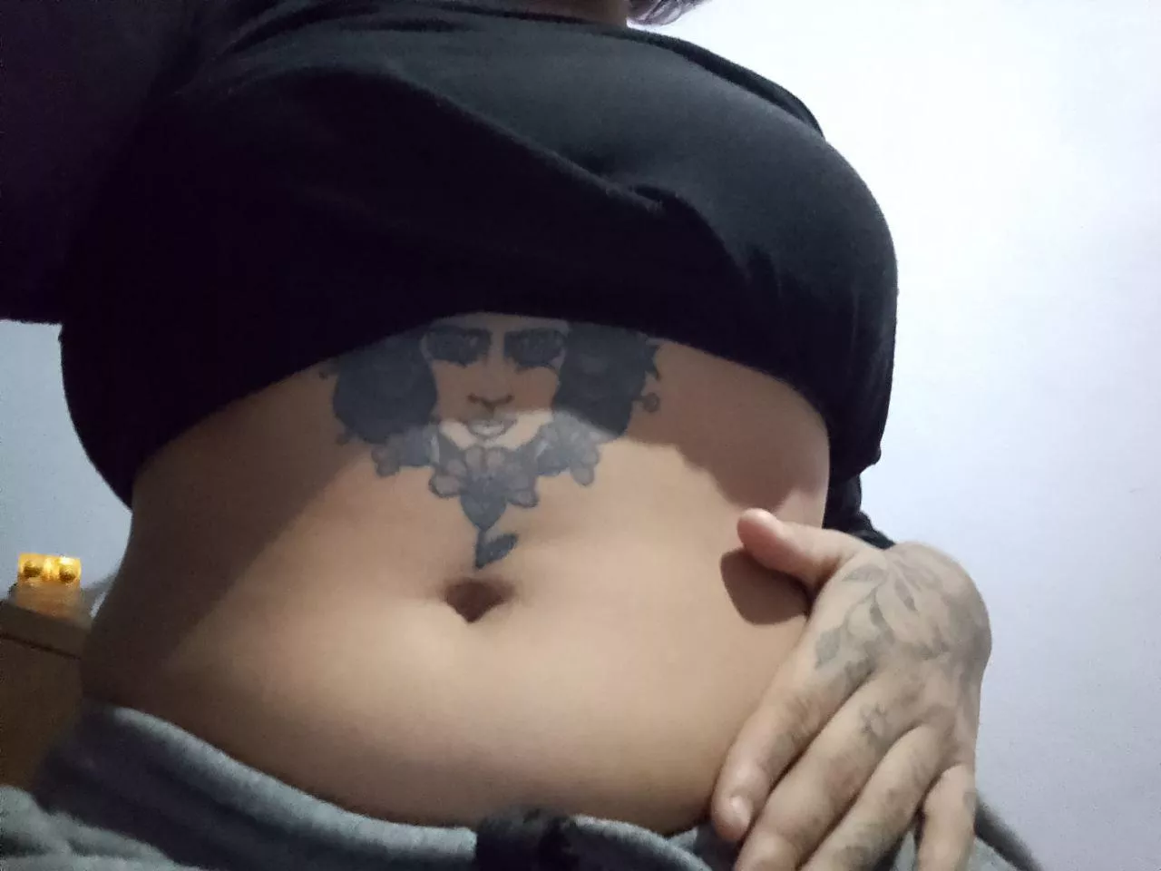 give me kisses on the navel