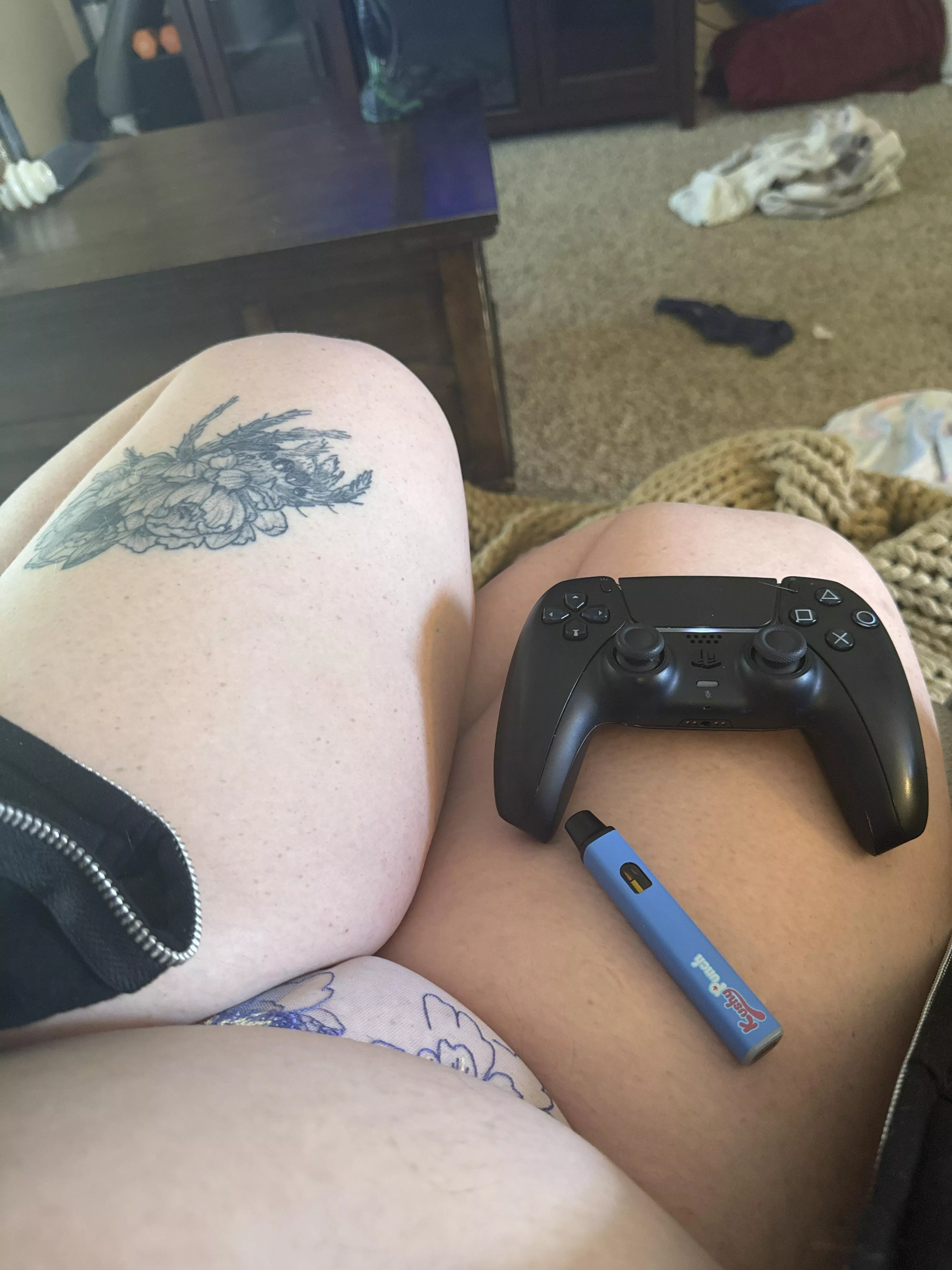 Who wants to game, smoke and eat me out? (F) 🥵
