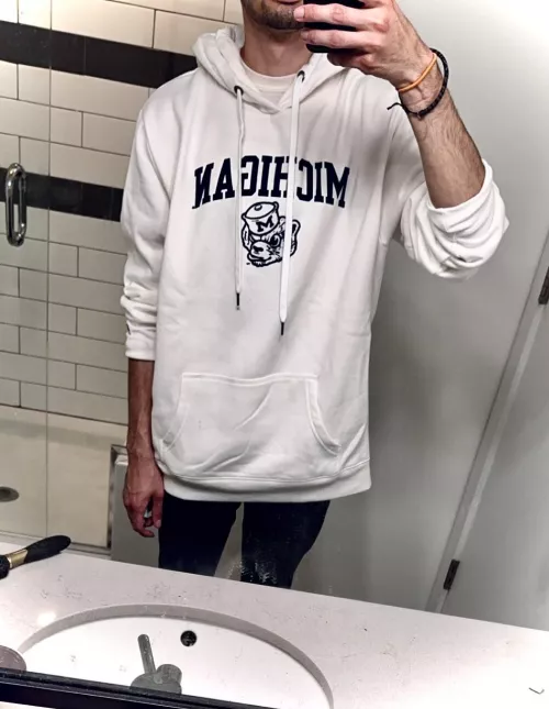 First time here, got a new hoodie, love to pull back the sleeves