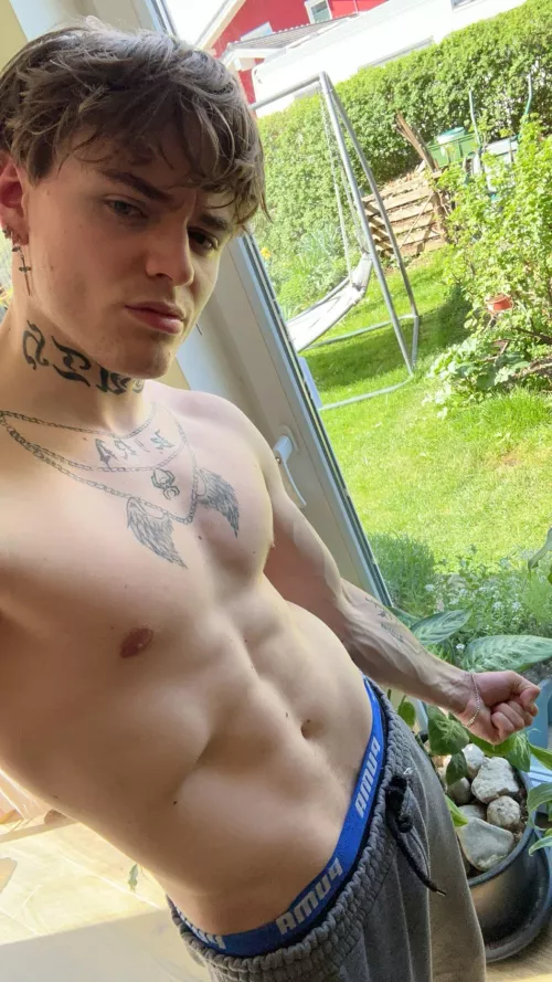 how do you like my v shape?😈